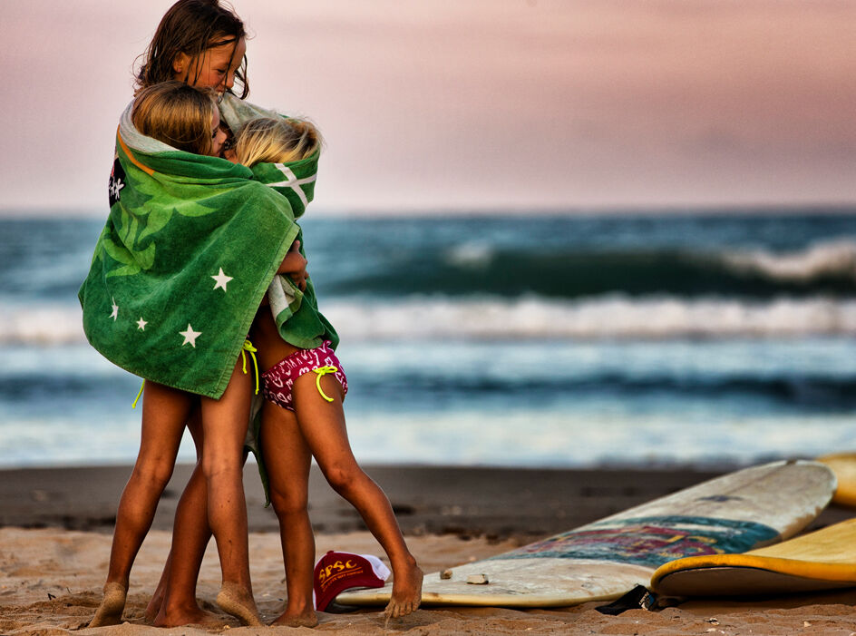 SPI surfer girls hugging